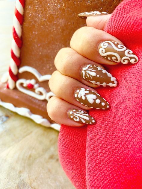 Cute nail art if brown matte nails to look like gingerbread with the nail design in white, puffy, icing in cute gingerbread cookie designs like swirls, loops, hearts and dots to edge and decorate each nail! Cookie Nail Art, Cute Gingerbread Cookies, Gingerbread Nails, Kandee Johnson, Cute Nail Polish, Icing Design, Xmas 2024, Nail Time, Cute Christmas Nails