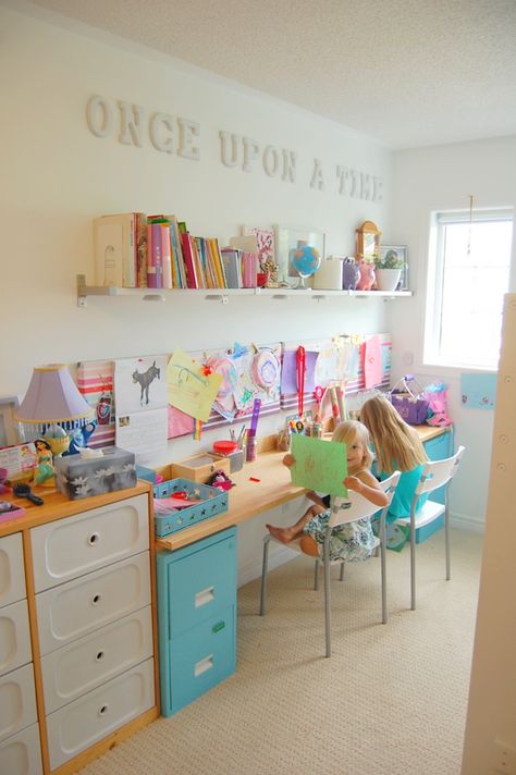 10 beautiful organized art stations for kids: Includes 10 different ideas for art tables and art supply storage Girls Playroom, Long Desk, Art Supplies Storage, Kids Art Supplies, Art Desk, Toy Rooms, Big Girl Rooms, Art Table, Small Apartment