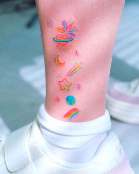 Cute Colorful Tattoos, Doodle Tattoos, Pastel Tattoo, Small Colorful Tattoos, 16 Tattoo, Colorful Tattoos, Funky Tattoos, Handpoke Tattoo, Kawaii Tattoo