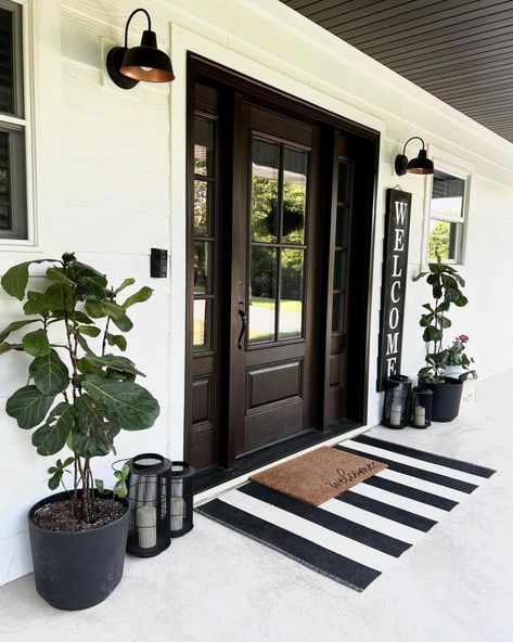 Modern Farmhouse Porch, Veranda Design, Front Porch Inspiration, Porch Inspiration, House Front Porch, Black Front Doors, Front Porch Design, Farmhouse Front Porches, Casa Country