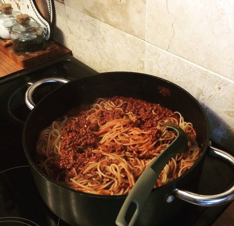 Cooking Spaghetti Aesthetic, Essen, Speggetti Aesthetic, Pasta Bolognese Aesthetic, Spagetti Bolognese Aesthetic, Spaghetti Bolognese Aesthetic, Bolognese Aesthetic, Andrea Aesthetic, Spag Bol Recipe