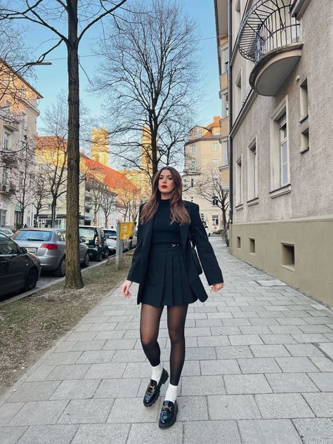 Black Loafers Skirt Outfit, Pleated School Skirt Outfit, Pleated Skirt With Loafers, Tennis Skirt Blazer Outfit, Winter Looks With Skirts, Loafer Party Outfit, Plated Black Skirt Outfit, Black Loafer White Socks Outfit, Loafers With Skirt And Tights