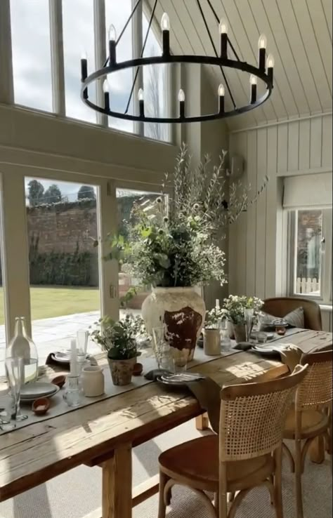 Lydia Elise Millen Home Lydia Elise Millen House Kitchen, Lydia Elise Millen Kitchen, Cotswold Dining Room, Lydia Millen Aesthetic, Lydia Millen Kitchen, Lydia Millen Home, Lydia Elise Millen House, Farrow And Ball Hardwick White, Hardwick White