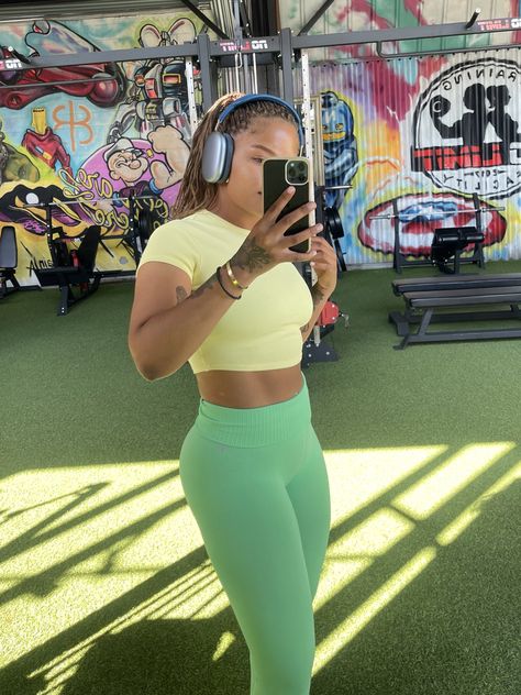 Knee Fat Workout, Black Gym Girl, Gym Aesthetic Black Women, Knee Fat, Alissa Ashley, Muscle Mommy, Sports Girl, Gym Aesthetic, Gym Attire