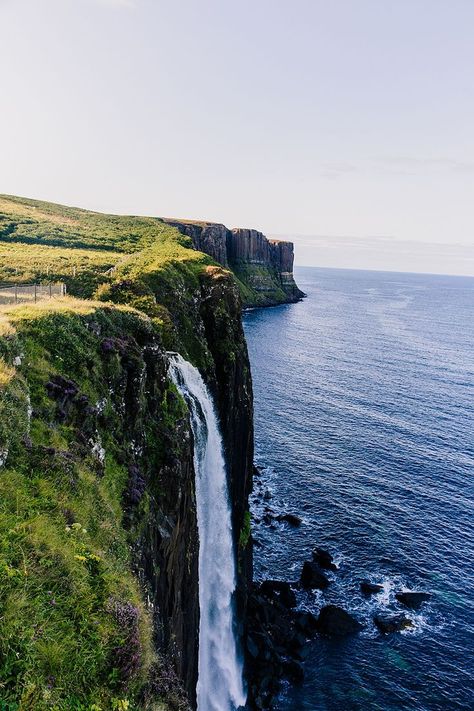 Kilt Rock and Mealt Falls, Isle of Skye // Road trip Scotland Nature, Scotland Highlands Travel, Things To See In Scotland, Traveling World, Road Trip Stops, Scotland Nature, Island Of Skye, Scotland Culture, Scotland Road Trip