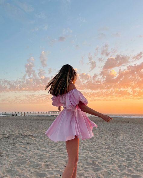 Dress Pics Ideas, Summer Beach Dress Aesthetic, Aestethic Beach Photos, Beach Photoshoot In Dress, Summer Dress Picture Ideas, Short Dress Beach Photoshoot, Cute Summer Picture Poses, Summer Photo Ideas Aesthetic, Beach Photo Dress