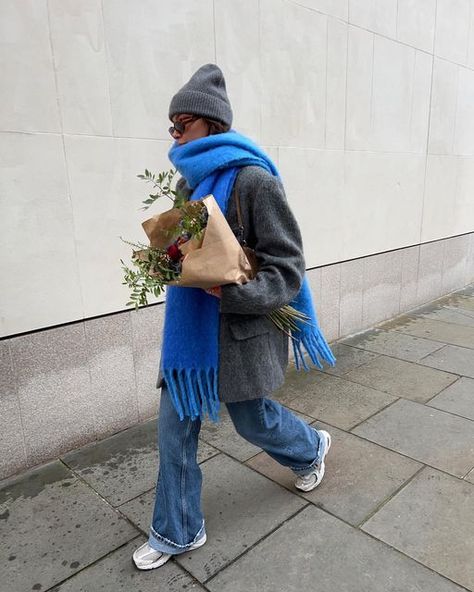 Big Scarf Outfit, Styling Scarves, Styling Pants, Scarf Outfit Winter, Scarf Aesthetic, Shawl Outfit, Winter Mode Outfits, Big Scarf, Scarf Outfit