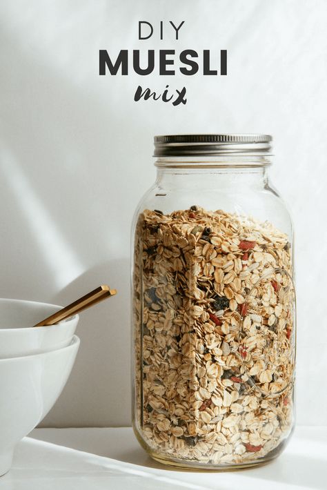 Homemade Muesli Recipe Healthy, How To Make Muesli Homemade, Homemade Muesli Recipe, Museli Oatmeal Recipe, Muslei Cereal, Musli Recipe, Diy Muesli, Muesli Recipes, Vegan Cereal