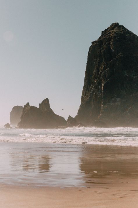 #haystack #oregon #oregoncoast #canonbeach #pnw #beach #coast #pnwonderland Pnw Coast Aesthetic, Canon Beach Oregon Photography, Pnw Beach Aesthetic, Oregon Beach Aesthetic, Oregon Coast Photography, Bend Oregon Aesthetic, Eugene Oregon Aesthetic, Sammie Core, Moody Beach Aesthetic