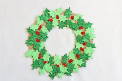 Cardboard Christmas Wreath, Cardboard Wreath Diy, Construction Paper Wreath, Easy Advent Wreath, Diy Cardboard Christmas, Cardboard Wreath, Christmas Wreath Making, Cardboard Christmas, Diy Christmas Wreath