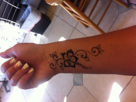 Henna tattoo, would also look awesome as a real tat! #flowerink Wrist Henna Tattoos For Women, Tattoos That Look Like Henna, Henna Inspired Tattoo Sleeve, Henna Wrist Designs, Henna On Wrist, Henna Tattoo Designs Forearm, Wrist Henna Tattoo, Matching Henna Tattoos, Summer Henna Designs