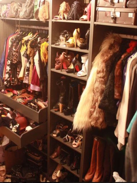 💋 Closet Decoration, Dream Dressing Room, House Closet, Organizing Life, Dressing Room Closet, Walk In Robe, Shoe Shelves, Dream Closets, Building Homes