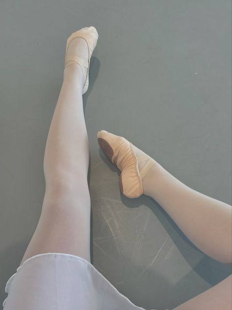 Ballet Class Aesthetic Outfit, Beginner Ballet Outfit, Ballerina Beginner, Adult Ballet Class Aesthetic, Beginner Ballet Aesthetic, Ballet Asthetic, Ballet Class Aesthetic, Ballet Girl Aesthetic, Ballet Beginner