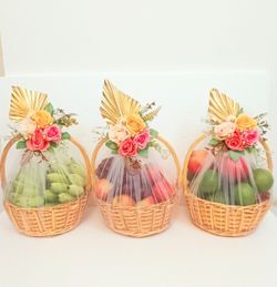 Decorating Trays Ideas, Fruit Basket Ideas Gift, Hamper Packing, Haldi Platter, Hotel Flower Arrangements, Bucket Gifts, Fruit Hampers, Wedding Gift Hampers, Simple Stage Decorations