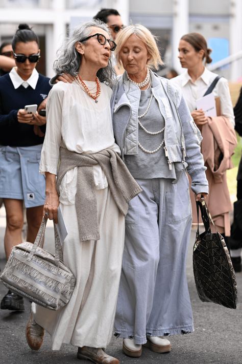 Paris Fashion Week SS 2024 – 30 Street Style Highlights Part 2 - FunkyForty 4b Curls, Coily Hairstyles, Fashion 60s, Ss 2024, Fashion 90s, Wavy Hairstyles, 90's Fashion, Advanced Style, Coily Hair