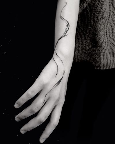 Line Tattoo Arm, Black Line Tattoo, Tatuagem Masculina Pequena, Abstract Tattoo Designs, Geniale Tattoos, Stylist Tattoos, Small Hand Tattoos, Line Tattoo, Classy Tattoos