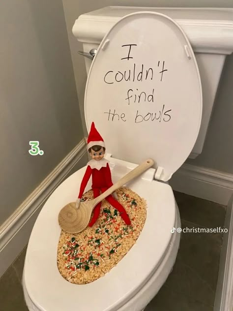 Funny Elfs, Elf Jokes, Elf On Shelf Ideas, Elf Is Back Ideas, Thanksgiving Napkin Folds, Simple Thanksgiving Table Decor, Christmas Elf On The Shelf, Elf Ideas Easy, Easy Elf On The Shelf