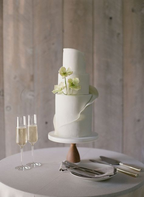 Minimal Wedding Cake Modern, Simple Minimal Wedding Decor, Clean Modern Wedding Aesthetic, Flowers Around Wedding Cake Table, Wedding Cake Table Minimalist, Modern Two Tier Wedding Cake, White Minimalist Wedding Cake, Minimalist White Wedding Cake, Small Modern Wedding Cake