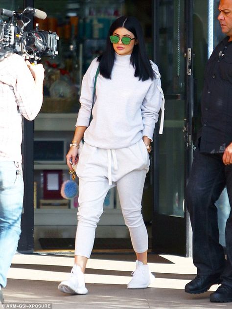 Co-ord queen: The youngest member of the Kardashian-Jenner clan's two-piece comprised white-grey harem-style jogging bottoms and a matching high-neck jumper Stylizacje Kylie Jenner, Moda Kylie Jenner, How To Wear Sweatpants, Kylie Jenner Street Style, Baggy Tracksuit, Estilo Kardashian, Trajes Kylie Jenner, Estilo Kylie Jenner, Kylie Jenner Look