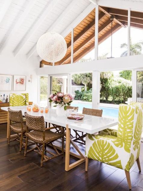 Bright, open coastal dining space with fun textures and patterns Man Home Decor, Chic Beach House, Beach House Interior Design, Estilo Tropical, Tropical Home Decor, Beach House Interior, Summer Getaway, Beach Cottage Style, Nautical Home