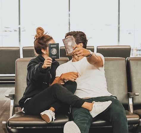 Couples Dress, Matching Outfit Ideas, Couple Travel Photos, Paris Couple, Travel Photoshoot, Travel Pose, Airport Pictures, Shotting Photo, Travel Pictures Poses