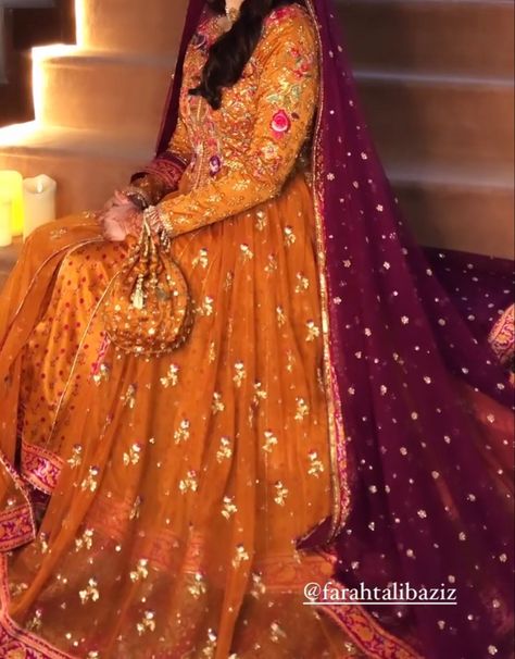 Orange Mehndi Dress Pakistani, Orange Contrast Colors Dress, Mehndi Dress Ideas For Bride, Bride Mehndi Dress, Mehndi Bride Dress, Mehndi Dress For Bride, Orange Dress Wedding, Mayon Dresses, Purple Anarkali