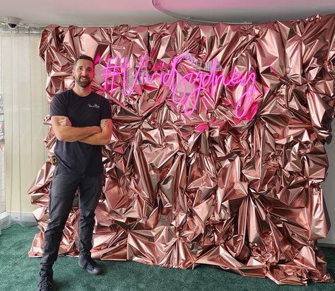 Foil Photo Backdrop, Diy Photobooth Backdrop, Foil Wall Backdrop, Tin Foil Backdrop, Foil Backdrop Ideas, Foil Backdrop Photoshoot, Birthday Party Photo Wall, Mylar Backdrop, Cheap Backdrop Ideas