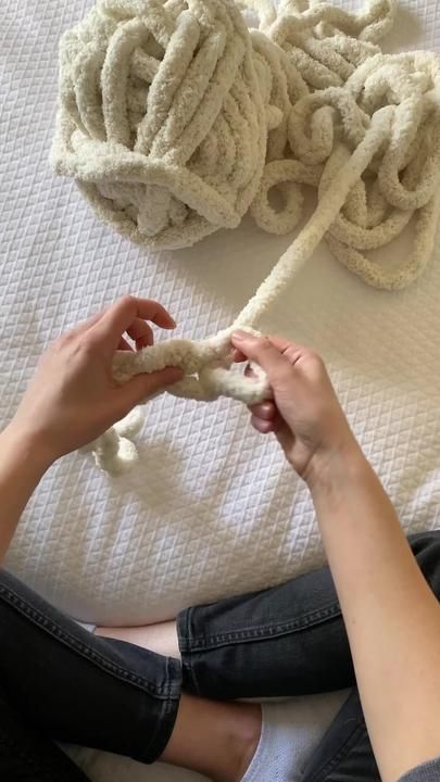 Part 1 of how to make a chunky hand knit blanekt! Keep a look out for ... | TikTok Finger Knitting For Beginners, Finger Knitting Blankets, Thick Yarn Blanket, Simpul Dasi, Chunky Yarn Blanket, Knot Blanket, Chunky Crochet Blanket Pattern, Diy Knit Blanket, Chunky Hand Knit