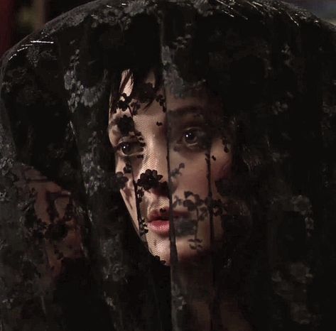 Beetlejuice Pfp, Beetlejuice 1988, Beetlejuice Lydia Deetz, Quotes School, Lydia Beetlejuice, Beetlejuice Costume, Rock Quotes, Geena Davis, Lydia Deetz