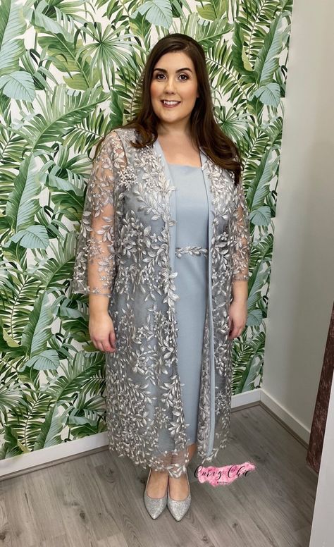 Abigail | Curvy Chic Bridal | Mother of the Bride size 24 dress and jacket Elegantes Party Outfit, Mother Of The Bride Plus Size, Baju Kahwin, Hairstyles Quick, Mother Of Bride Dress, Projek Menjahit, Beaded Work, Women Appreciation, Mother Of The Bride Dresses Long