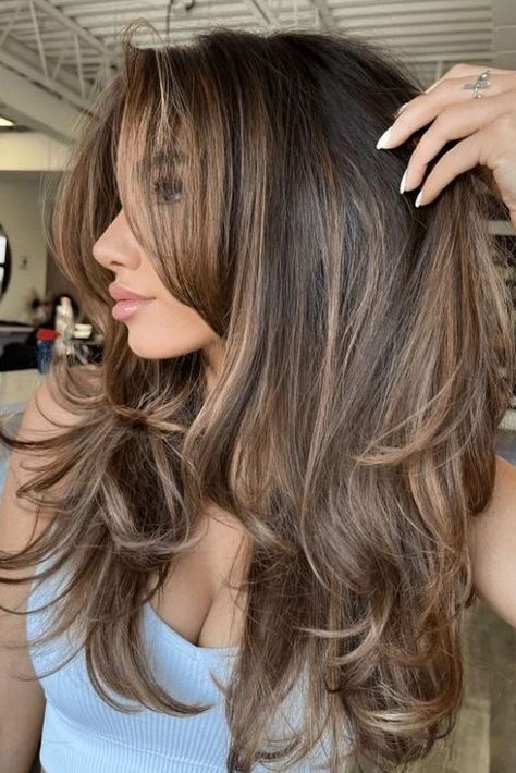 Hair Color For Dark Skin Latinas, Highlited Hair Brunettes, Highlights Brown Hair With Layers, Warm Brown Hair Highlights, Hair Color For Blue Eyes And Olive Skin, Balayage Hair Brown Skin, Sofia Vergara Hair 90s, Highlights Blonde On Brown Hair, Brown Girl Dyed Hair