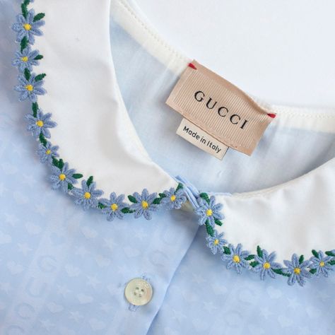 The Children's Cotton Poplin Dress by GUCCI is a delightful piece of baby clothing. Designed with quality and style in mind, this dress features soft and breathable cotton poplin fabric, making it perfect for your little one. Light blue Guccily cotton poplin jacquard Embroidered flower trim Peter Pan collar Short sleeves Button closure Made in Italy 100% Cotton Product Code: O-CC-DR-GU05 Delivery and Returns