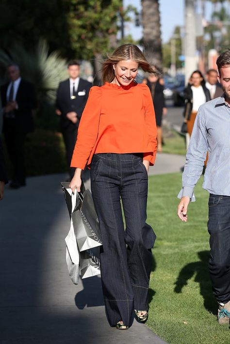 Gwyneth Paltrow Style, Flared Denim, Casual Fridays, Popsugar Fashion, Orange Top, Gwyneth Paltrow, Looks Chic, Fall 2018, Sweater And Shorts