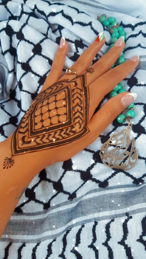 Henna Palestina 🇵🇸 Keffiyeh Henna Design, Keffiyeh Henna, Arabic Designs, Henna Inspo, Simple Henna Tattoo, Henna Party, Arabic Design, Simple Henna, Nails Makeup