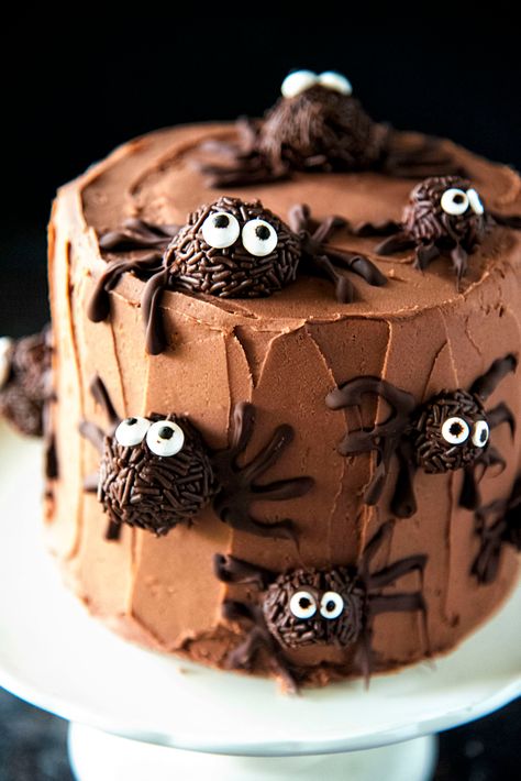 Chocolate Truffle Pumpkin Spider Cake Halloween Spider Cake, Spider Cake Birthday, Cibo Halloween, Fudgy Frosting, Halloween Chocolate Cake, Halloween Torte, Spider Cake, Chocolate Whoopie Pies, Mini Pecan Pies