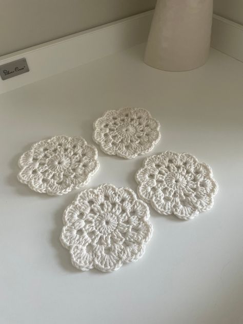 Crochet Housewarming, Coaster Crochet Ideas, Crochet Ideas Coasters, Crochet Dinner Mats, Crochet Gifts For Parents, Crochet Costers Ideas, Crochet Coaster Aesthetic, Crochet For Kitchen, Crochet Gift For Grandma