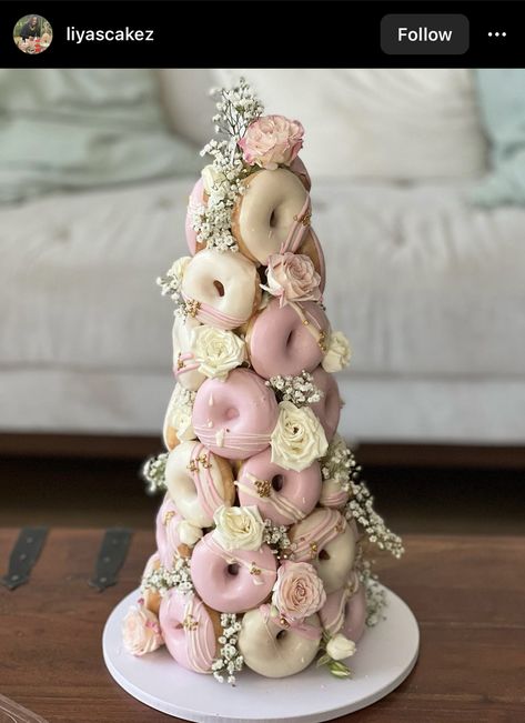 Donut Tower Birthday, Donat Tower, Donut Tower Wedding, Dessert Bar Party, Doughnut Tower, Donut Wedding Cake, Shower Appetizers, Donut Decorating Ideas, Macaroon Cake