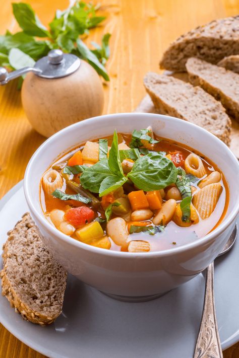 These easy Italian soup recipes are the perfect way to warm up! From gnocchi to minestrone to pasta fagioli, get a taste of Italy with these authentic soups. Sopa Toscana, Italian Minestrone Soup Recipe, Sopa Minestrone, Summer Soup Recipes, Italian Soup Recipes, Tuscan Soup, Minestrone Soup Recipe, Summer Soup, Italian Soup