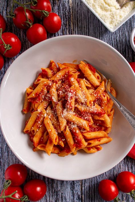 Types Of Pasta Dishes, Tomato Pasta Sauce Recipes, Arabiata Pasta, Food Pics Aesthetic, Spicy Tomato Pasta, Pasta With Red Sauce, Arrabbiata Pasta, Penne Arrabiata, Pasta Arrabiata