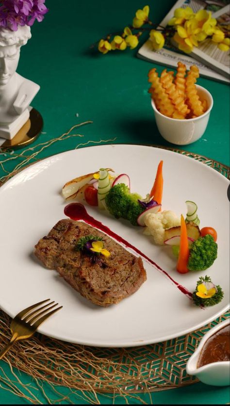 #steakdinnerideas #footage #photoshoot #foodblogger #hotel #testfood #foodstagram #chef How To Plate Food Like A Pro, Plating Steak, Steak Plating, Food Plating Design, Bacon Ranch Potato Salad, Gastronomy Food, Food Presentation Plates, Gourmet Food Plating, Chefs Plate