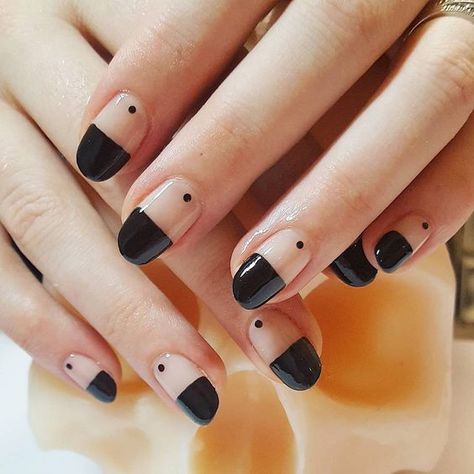 19 Chic Minimalist Nail Art Ideas for Understated Elegance Negative Space Nail Art, Minimalist Nail, Negative Space Nails, Velvet Nails, Space Nails, Minimalist Nail Art, Edgy Nails, Minimal Nails, Geometric Nail