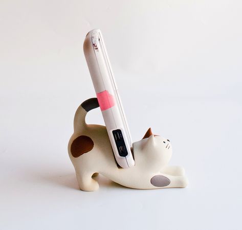 I want this for my new phone. Clay Pen Stand, Cellphone Stand, Tanah Liat, Art Apps, Clay Diy Projects, Clay Crafts Air Dry, Cute Clay, Clay Art Projects, Polymer Clay Charms