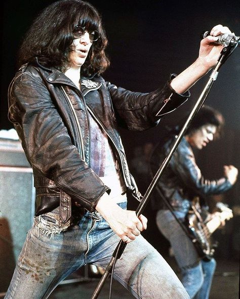 Joey always had the best rock stance in the game… @Ramones Avant Garde, Estilo Punk Rock, The Ramones, Joey Ramone, Marc Bolan, Gabba Gabba, Iggy Pop, Punk Rocker, Rock N’roll