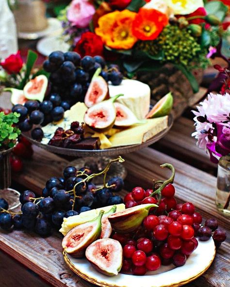 Delightful table arrangement of various fruits and cheeses! Moroccan Party, Moroccan Tea, World Of Wanderlust, Moroccan Food, Tea Party Garden, Mad Hatter Tea Party, Food Platters, Yurt, High Tea