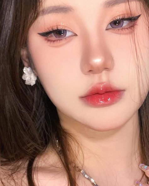 Busher Highlighter makeup tutorial Layout Makeup, Makeup Layout, Makeup Ulzzang, Mekap Mata, Korean Makeup Look, Korea Makeup, Soft Makeup Looks, Douyin Makeup, Graduation Makeup