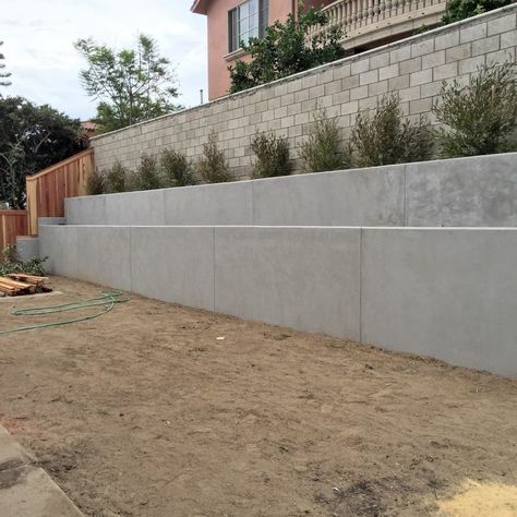 Retaining Wall Hillside, Hillside Backyard, Cheap Retaining Wall, Retaining Wall Ideas, Concrete Retaining Wall, Diy Retaining Wall, Backyard Retaining Walls, Building A Retaining Wall, Concrete Retaining Walls