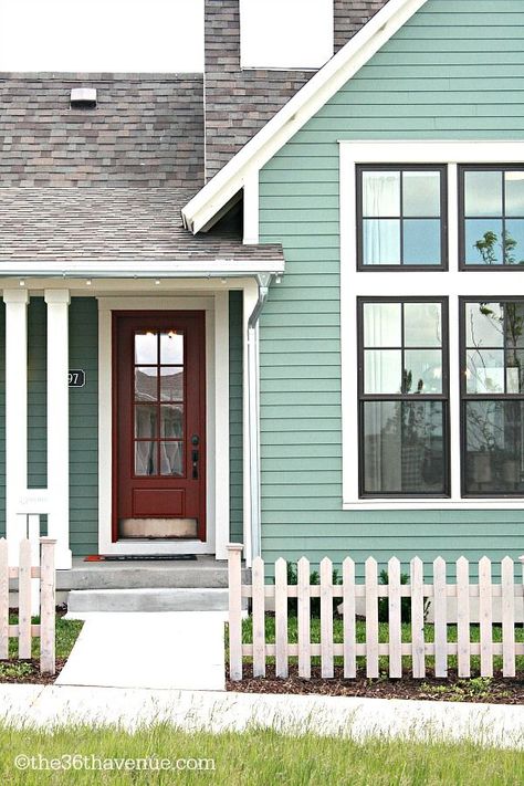 Best Exterior Paint, House Paint Color Combination, Cottage Exterior, Casa Vintage, Diy Outdoor Decor, White Picket Fence, Exterior Paint Colors For House, Windows Exterior, House Paint Exterior