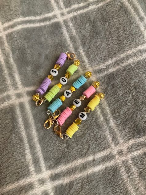 Friend Group Bracelet Ideas, Friend Group Bracelets, Clay Beads Keychain, Clay Bead Keychain, Keychain Ideas, Matching Keychains, Bracelets Patterns, Iron Beads, Diy Bracelets Patterns