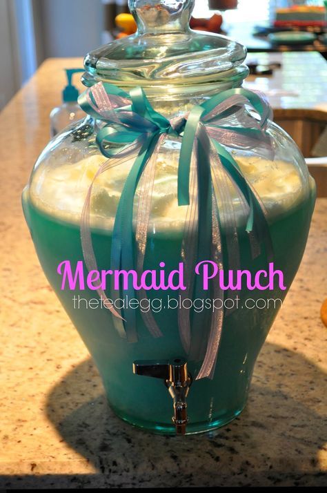 The Teal Egg: Mermaid Punch Mermaid Punch, Mermaid Birthday Party Food, Lila Party, Ariel Birthday Party, Mermaid Birthday Cakes, Mermaid Party Ideas, Ariel Birthday, Little Mermaid Party, Birthday Mermaid