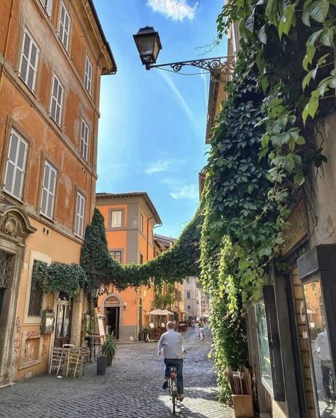 Ancient alleyways, Travestere Trastevere Rome Restaurants, Travestere Rome, Rome Trastevere, Rome Restaurants, Treviso Italy, Trastevere Rome, Summer Abroad, Italy Trip, Euro Summer